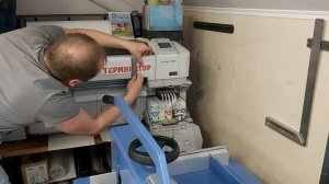 Пленка Оракал Oracal режем клеим и наносим на оборудование на станки и стену и автомобиль.