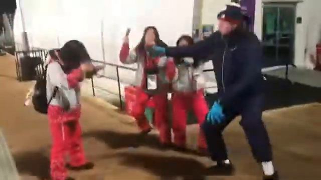 Дмитрий Губерниев станцевал с кореянками "танец жизни и счастья" смотреть онлайн