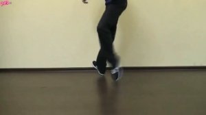 Парень КРУТО танцует.Учимся танцевать ))))