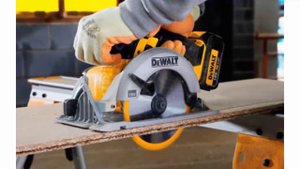 Уценка на строительно столярный инструмент для мастеров пила дисковая аккумуляторная DeWALT DCS391N