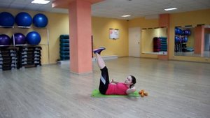 скручивания с поднятыми ногами