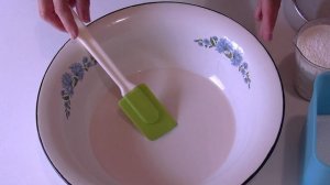 Замораживаем,правильно,дрожжи и замешиваем на них тесто.