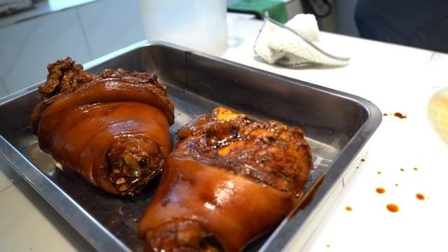 做个新发型，猴哥炖上俩虎皮大肘子，整个抱着啃，又耙又糯太香了！【胖猴仔】