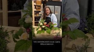 Композиция в корзине с кустовыми розами, гвоздикой и альстрамерией