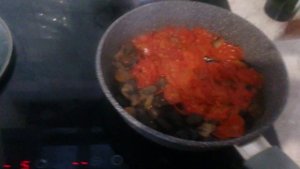 Рецепт вкусных макарон, спиральки с томатами и лесными грибами .....ммм очень вкусно.