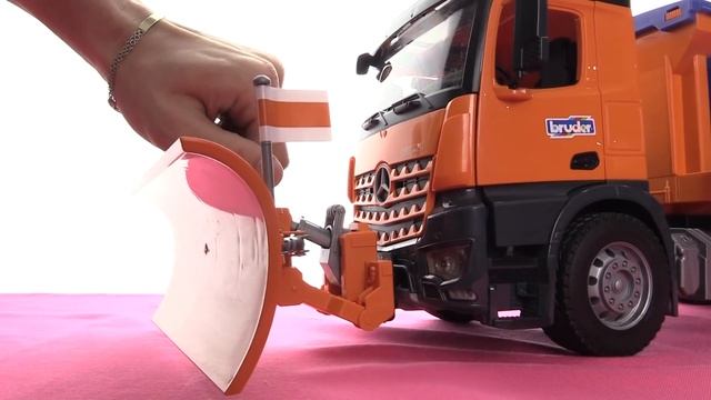 Большая машина Bruder убирает снег - Машинки для детей смотреть онлайн