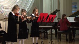 Трио скрипачей  Скриникова Евгения, Лытнева Дарья,Никитина Анастасия преп Н М Пруцакова,