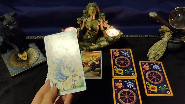 КАК К ВАМ ОТНОСИТСЯ ЗАГАДАННЫЙ ЧЕЛОВЕК? ПОЧЕМУ ОН С ВАМИ ОБЩАЕТСЯ? #гадание #предсказание #таро смотреть онлайн