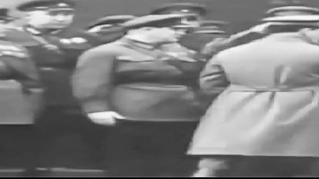 Широкий Сталин идёт смотреть онлайн