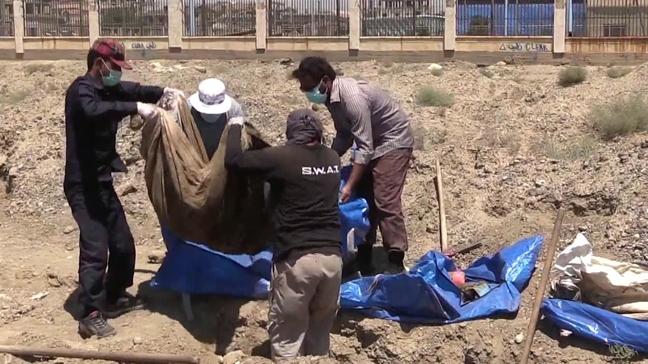 В сирийской Ракке вскрыто новое массовое захоронение мирных жителей