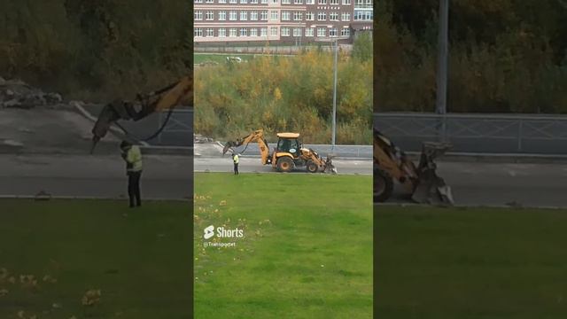 Экскаватор погрузчик делает дыры для установки ограждения #shorts