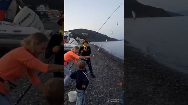 Рыбалка на Чëрном море. #крым #рыбалка #рыбачка . смотреть онлайн