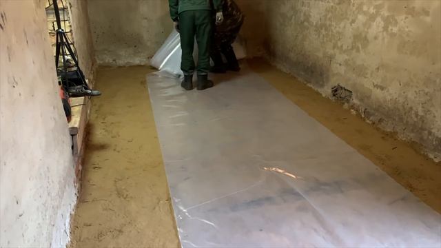 Купили убитый дом  Делаем пол по грунту