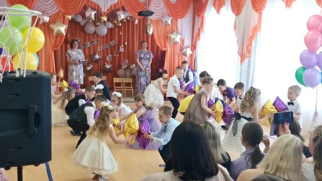 Елена Фищукова танец Звёздный дождь - детский сад.mp4