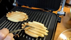 На электрогриле можно жарить вафли, смотри какие они прикольные!