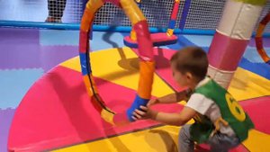 Опасности детских центров. Падение малыша в детском развлекательном центре.
