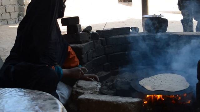 Деревня бедуинов в Египте. Девушка печет лепешки. 2015 смотреть онлайн