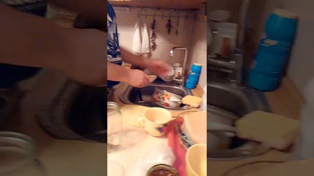 Мужчина моет посуду смотреть онлайн