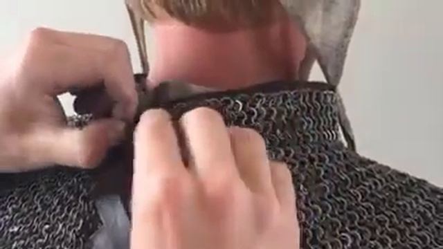 Как одевали рыцарей в доспехи.