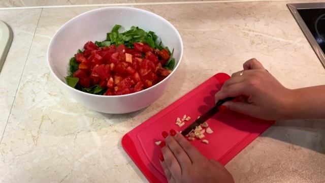 Итальянский овощной салат. Вкусный диетический рецепт! С помидорами, моцареллой и горчицей. смотреть онлайн