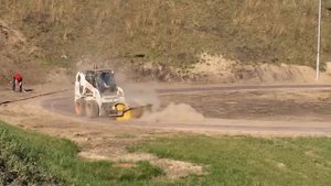 Дорожная щетка на Bobcat в действии