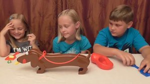 СОБАКА  ДУ  ЧЕЛЛЕНДЖ !!! Распаковка и игра!/  DOGGIE DOO CHALLENGE ! Family Game Night Fun!