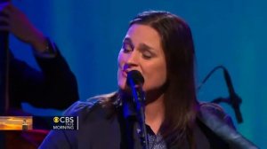 Madeleine Peyroux performs  I Can't Stop Loving You