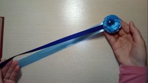 Закладки для книг из атласных лент с цветами канзаши