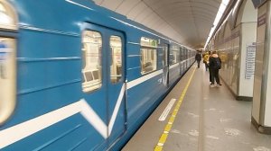 Прибытие транзитного метропоезда, метро Комендантский проспект, Санкт-Петербург
