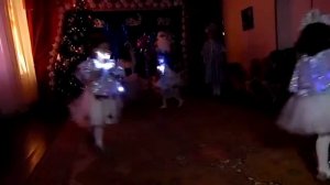 танец звездочек на новогоднем утреннике(средняя группа)
