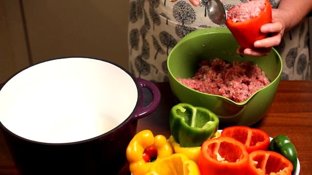 Перец болгарский с мясным фаршем и рисом, тушёный под сочной овощной заправкой! Классический рецепт смотреть онлайн