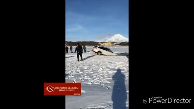 На Камчатке удалось вытащить из-подо льда нырнувшую иномарку смотреть онлайн