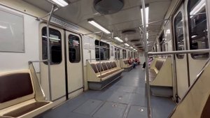 Самый квадратный поезд метро:поездка,экстерьер