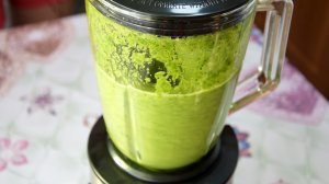Зеленый смузи из морковной ботвы для иммунитета, быстрый рецепт