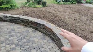 Декоративная подпорная стенка из природного камня за два дня.