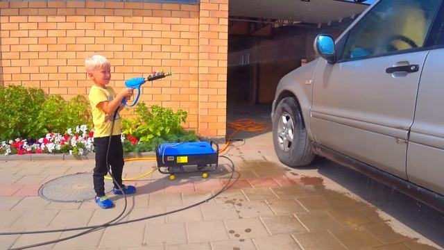 Как Рома помыл своему папе машину авто мойкой. смотреть онлайн