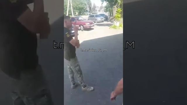 "Что?! Мне идти на войну?!" - Военный ВСУ накинулся на военкомов с жёсткими оскорблениями ??
