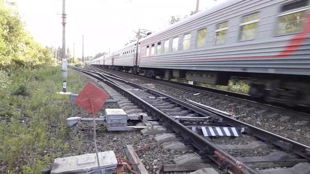 "Редкий окрас!" ЧС7-022 с пассажирским поездом Архангельск-Адлер смотреть онлайн