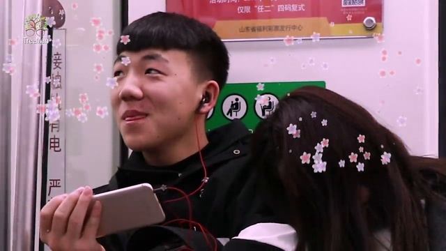 Falling Asleep on Strangers on the Subway | Prank 我可以借你的肩膀靠一下吗？ смотреть онлайн
