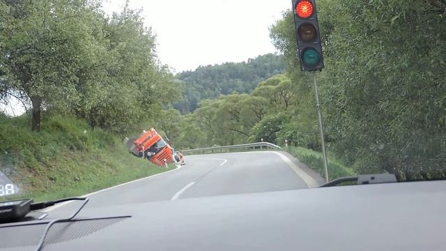 Фура завалилась на бок. Словакия смотреть онлайн