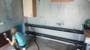 Доча делает ремонт в гараже.