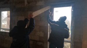 Вставляю окна в доме из теплоблока