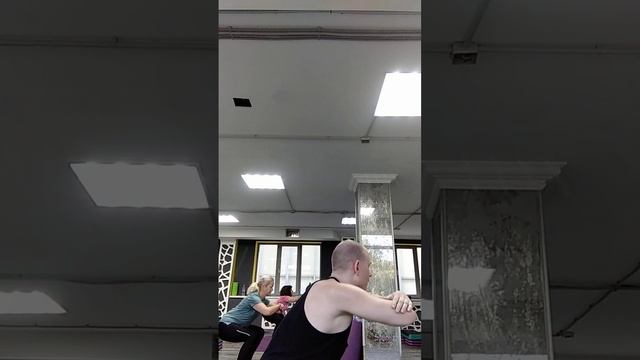 Приседания без отягощения. Приседания с 20 кг блином. Силовая. Упражнения с отягощением. Фитнес.