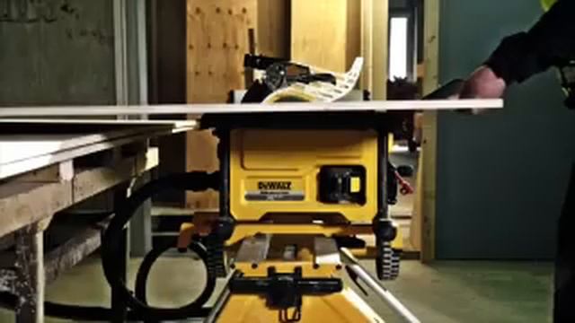 Настольная пила DEWALT DWE7485 QS Легкая, компактная и удобная при перевозке настольная пила смотреть онлайн