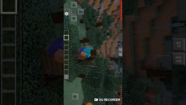 мальчик 6 лет играет в майнкрафт