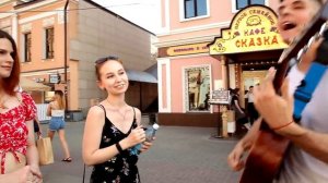 ГИТАРИСТ знакомится с ДЕВУШКАМИ и ПОЁТ ПЕСНИ _ Пикап с гитарой (720p).mp4