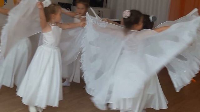 Танец на осенний утренник "Летели лебеди" ДОУ №53, Чита, муз.руководитель Ковалева Т.Г. смотреть онлайн