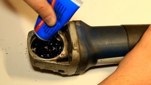 Как смазать редуктор в болгарке  УШМ    /   How to lubricate the gearbox in grinders angle grinders