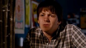 Подглядывает за соседкой