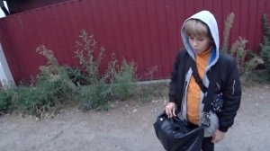 Детдомовец ИЗДЕВАЕТСЯ над БРАТОМ. Побил брата потом извинялся. Украл ДЕНЬГИ ушел из ДОМА. он фан А4